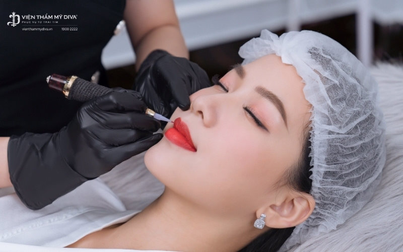 Chuyên viên tiến hành phun môi sau khi hoàn thiện dáng môi