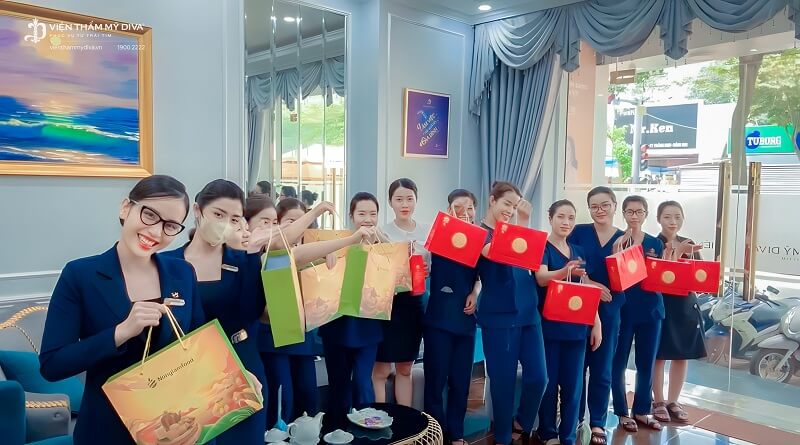 Đội ngũ nhân viên bất ngờ và vui vẻ khi nhận được quà trung thu từ Viện thẩm mỹ DIVA