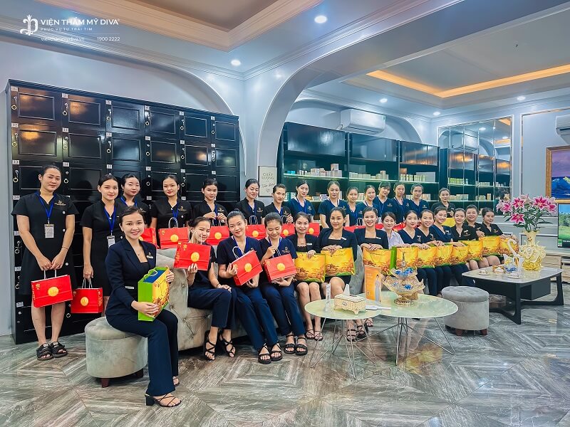 Viện thẩm mỹ DIVA trao bánh trung thu cho cán bộ nhân viên đang công tác tại tất cả các chi nhánh