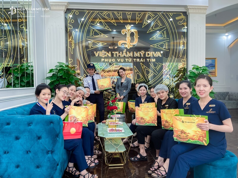 Viện thẩm mỹ DIVA trao gửi “tình thân” qua những hộp bánh xinh xắn, độc đáo