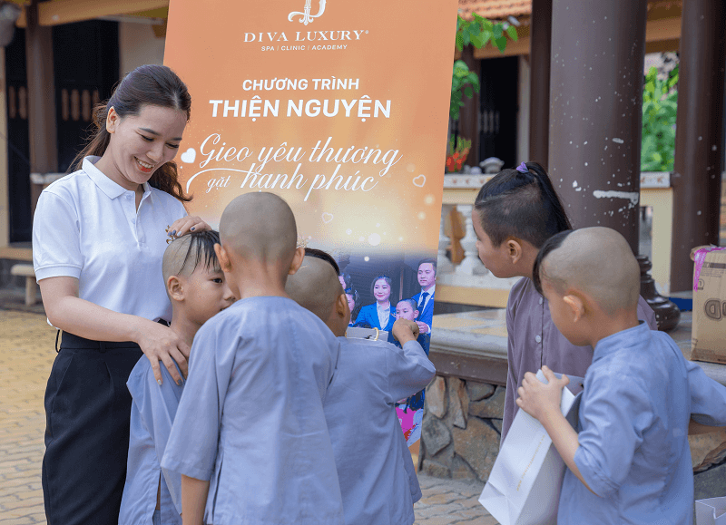 vien-tham-my-diva-tang-qua-cho-tre-mo-coi-tai-chua-phap-tanh-8