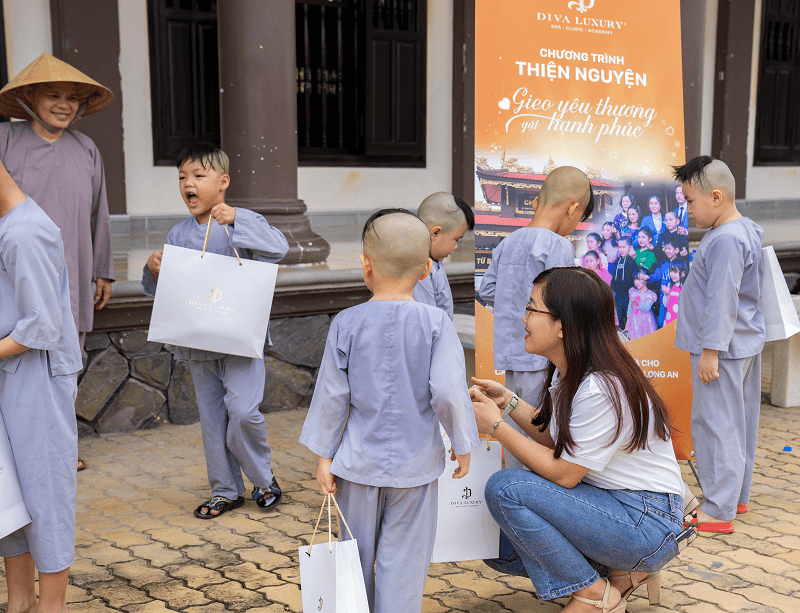 vien-tham-my-diva-tang-qua-cho-tre-mo-coi-tai-chua-phap-tanh-2