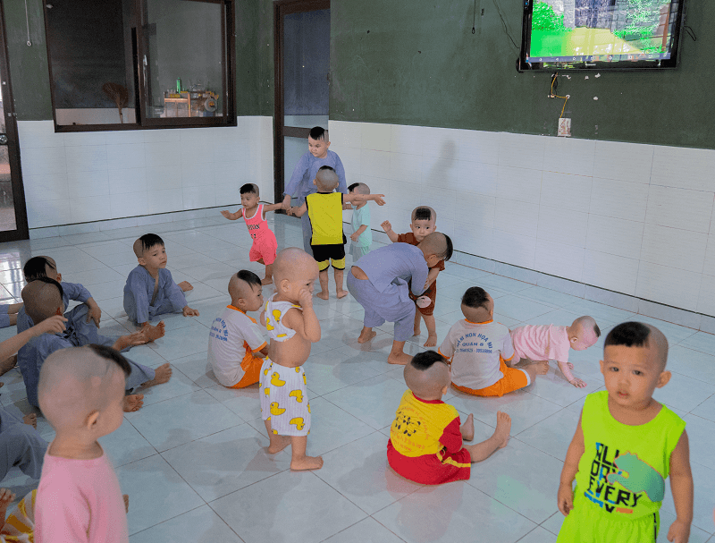 vien-tham-my-diva-tang-qua-cho-tre-mo-coi-tai-chua-phap-tanh-12