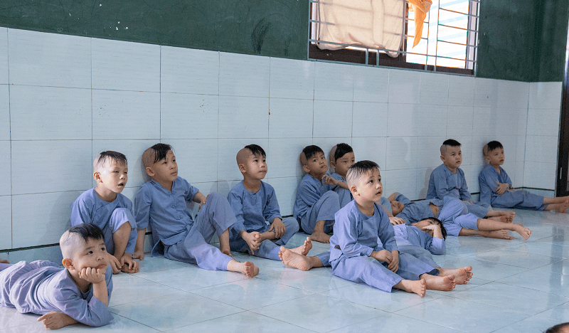 vien-tham-my-diva-tang-qua-cho-tre-mo-coi-tai-chua-phap-tanh-13