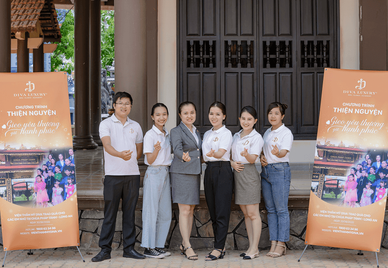 vien-tham-my-diva-tang-qua-cho-tre-mo-coi-tai-chua-phap-tanh-14