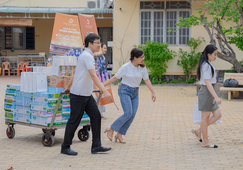 vien-tham-my-diva-tang-qua-cho-tre-mo-coi-tai-chua-phap-tanh-5