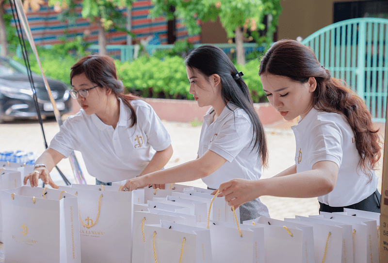 vien-tham-my-diva-tang-qua-cho-tre-mo-coi-tai-chua-phap-tanh-6