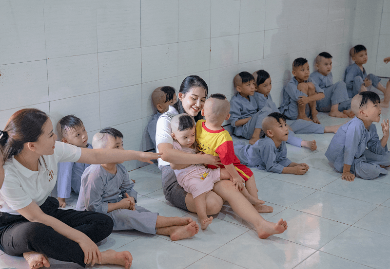 vien-tham-my-diva-tang-qua-cho-tre-mo-coi-tai-chua-phap-tanh-9