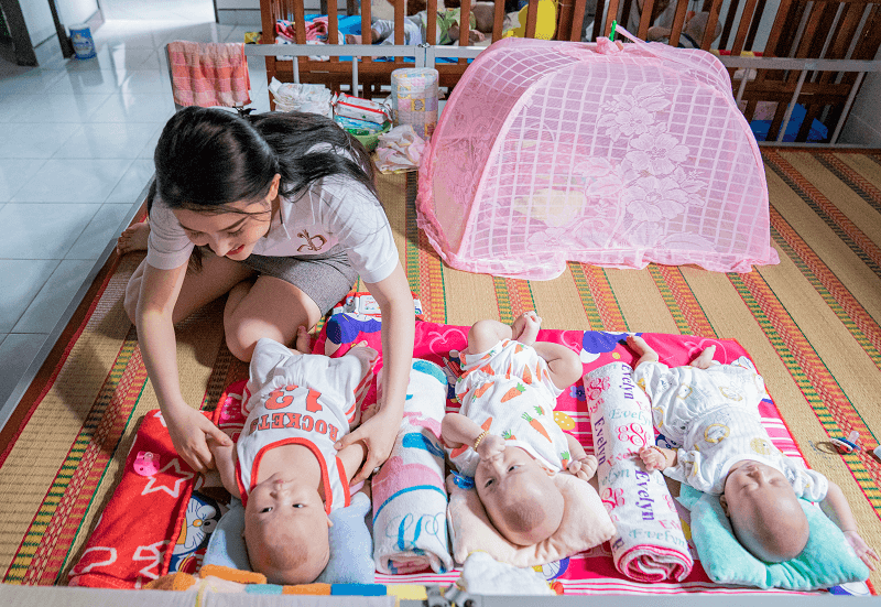 vien-tham-my-diva-tang-qua-cho-tre-mo-coi-tai-chua-phap-tanh-3