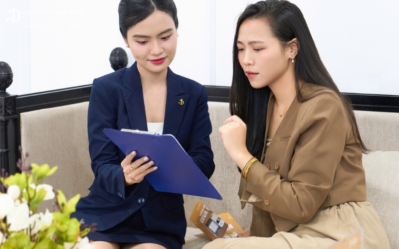 Chuyên viên sẽ tư vấn chi tiết về dịch vụ phun mày cho khách hàng
