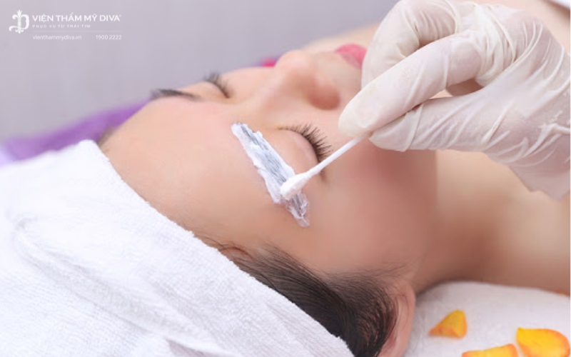 Ủ tê giúp bạn cảm thấy thoải mái trong suốt quá trình phun mày