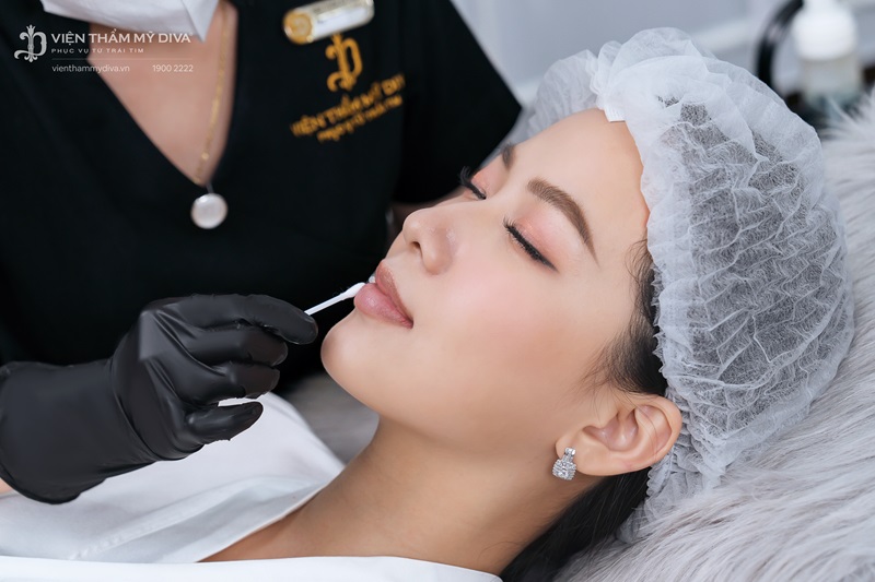 Quá trình vệ sinh và ủ tê cho môi là bước không thể thiếu khi phun môi