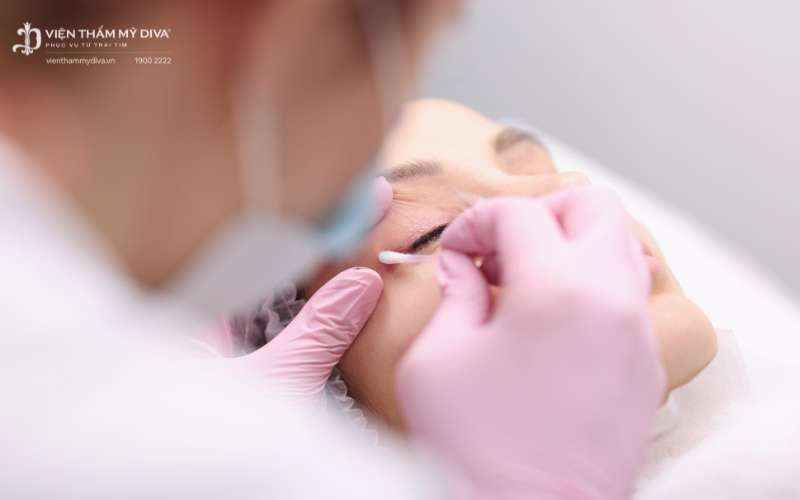 Ủ tê mí mắt trước khi phun xăm để giảm tối thiểu cảm giác khó chịu
