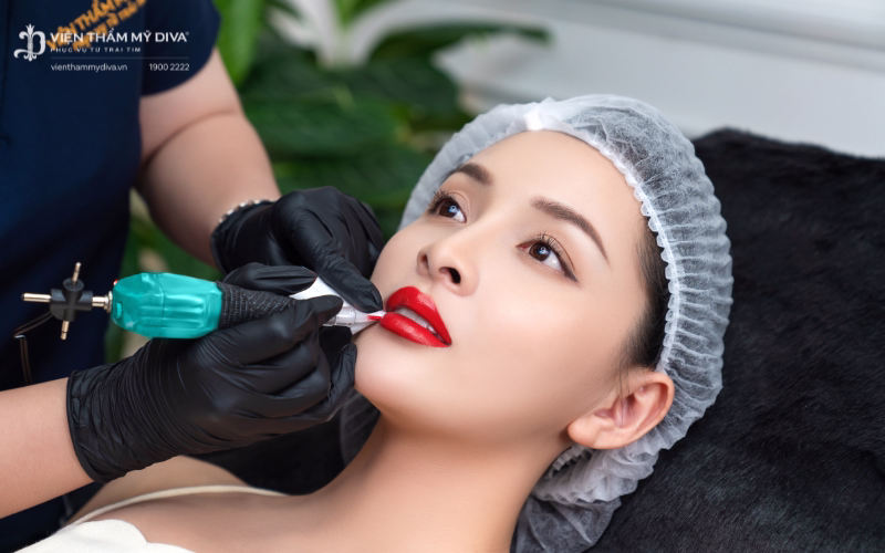 Phun xăm môi là gì? Bảng giá dịch vụ và Quy trình thực hiện 8 Phun môi tế bào gốc vừa giúp tạo màu môi vừa giúp tái tạo tế bào từ bên trong