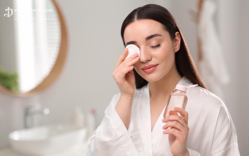 Bạn nên vệ sinh mí mắt 2 - 3 lần mỗi ngày để vùng da luôn sạch sẽ