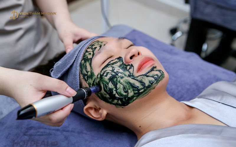 Quá trình vi kim tảo biển tạo cảm giác châm chích nhẹ nhưng không gây đau rát