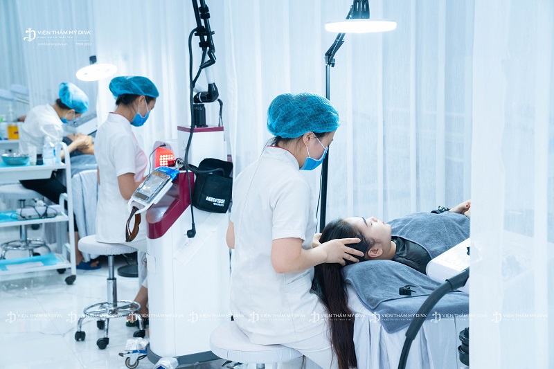 Khách hàng trải nghiệm dịch vụ