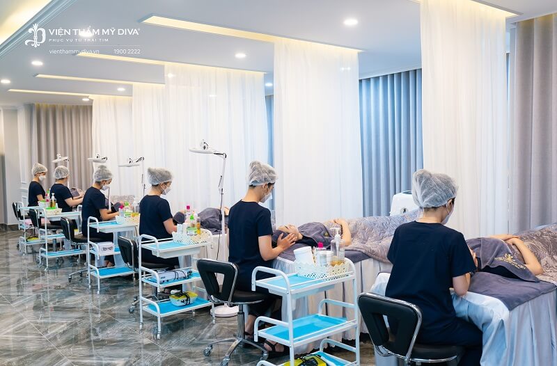 Khách hàng trải nghiệm làm đẹp tại Viện thẩm mỹ DIVA trong ngày đầu khai trương Khách hàng trải nghiệm làm đẹp tại Viện thẩm mỹ DIVA trong ngày đầu khai trương
