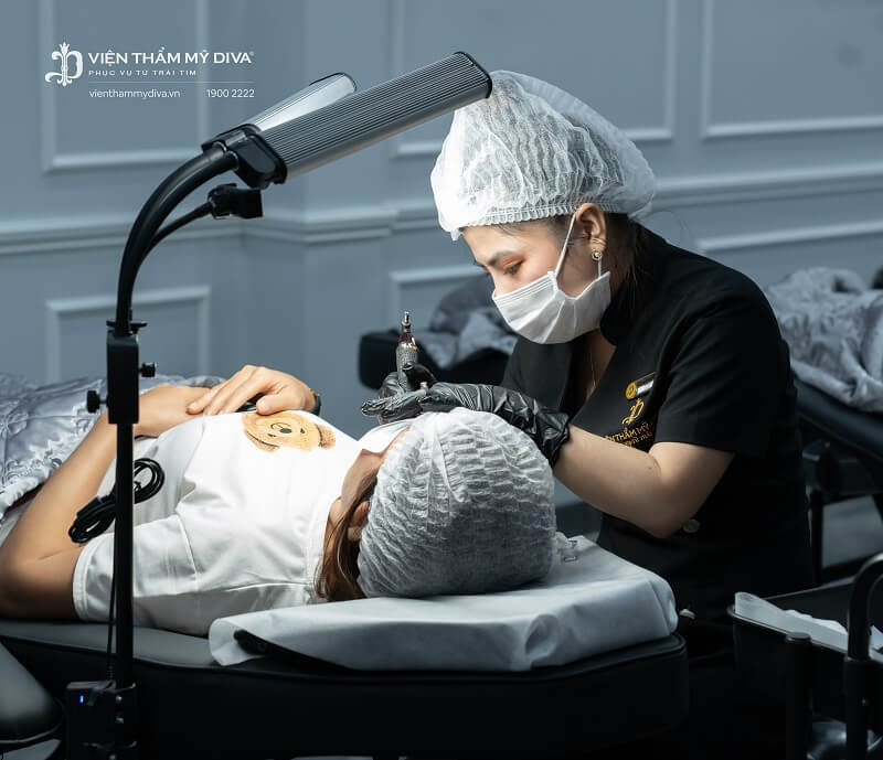 Khách hàng trải nghiệm làm đẹp tại Viện thẩm mỹ DIVA trong ngày đầu khai trương
