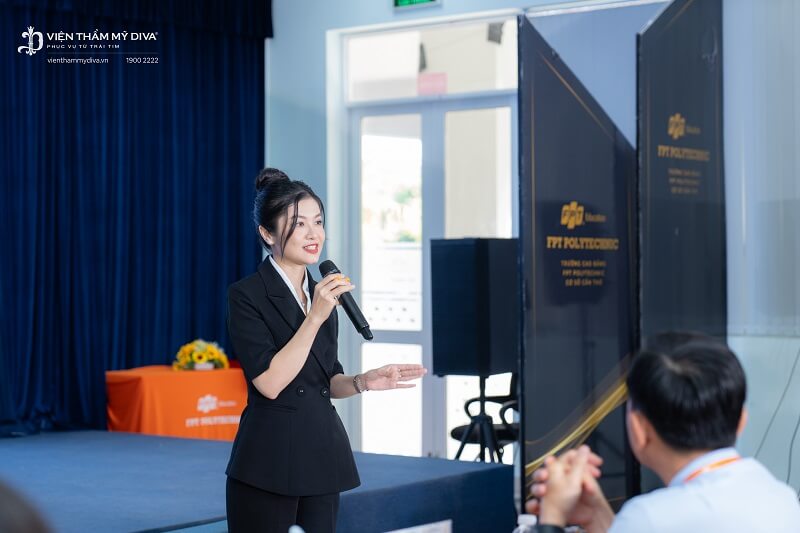 Đại diện Viện thẩm mỹ DIVA phát biểu trong buổi lễ