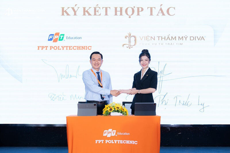 Bà Trần Thị Trúc Ly - Giám đốc Vận hành chuỗi hệ thống Viện và Ông Trần Minh Hùng - Trưởng Ban đào tạo Cao đẳng FPT Polytechnic Cần Thơ đại diện ký kết hợp tác đào tạo học viên ngành làm đẹp tại tòa nhà FPT Polytechnic, ĐS. 22, P. Thường Thạnh, Q. Cái Răng, TP Cần Thơ