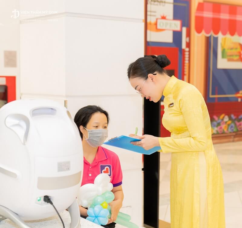 Đội ngũ nhân sự chu đáo và tận tâm chăm sóc khách hàng trong suốt chương trình