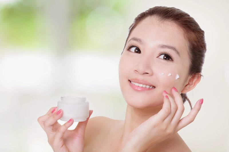 Xóa nếp nhăn bằng mỹ phẩm là phương pháp đơn giản nhưng tốn nhiều thời gian để đạt hiệu quả Những phương pháp xóa nếp nhăn phổ biến nhất hiện nay